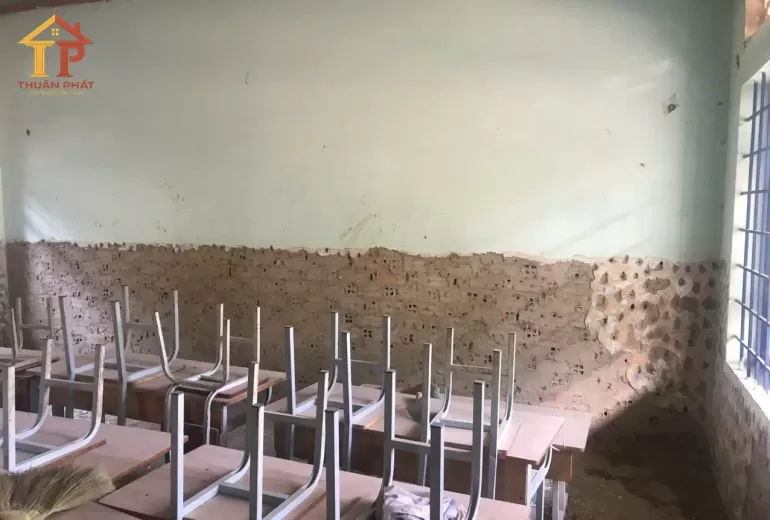 Đóng gạch lamri các phòng học trường TH Cù Chính Lan xã Ea Yong