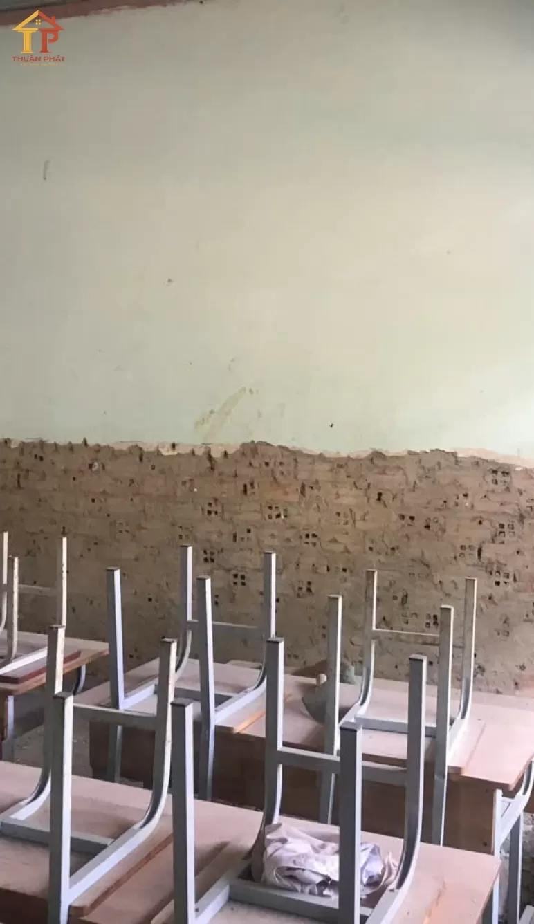 Đóng gạch lamri các phòng học trường TH Cù Chính Lan xã Ea Yong